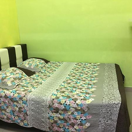 D Wangi Homestay Pasir Gudang At Ecotropic Esterno foto
