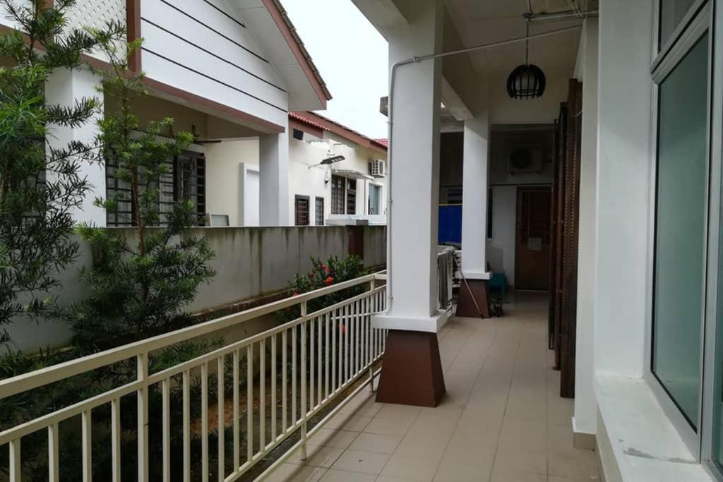 D Wangi Homestay Pasir Gudang At Ecotropic Esterno foto