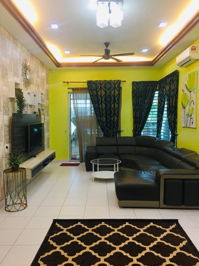 D Wangi Homestay Pasir Gudang At Ecotropic Esterno foto