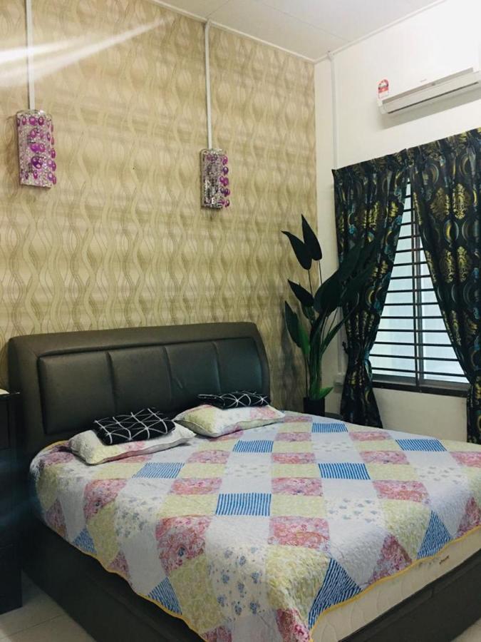 D Wangi Homestay Pasir Gudang At Ecotropic Esterno foto