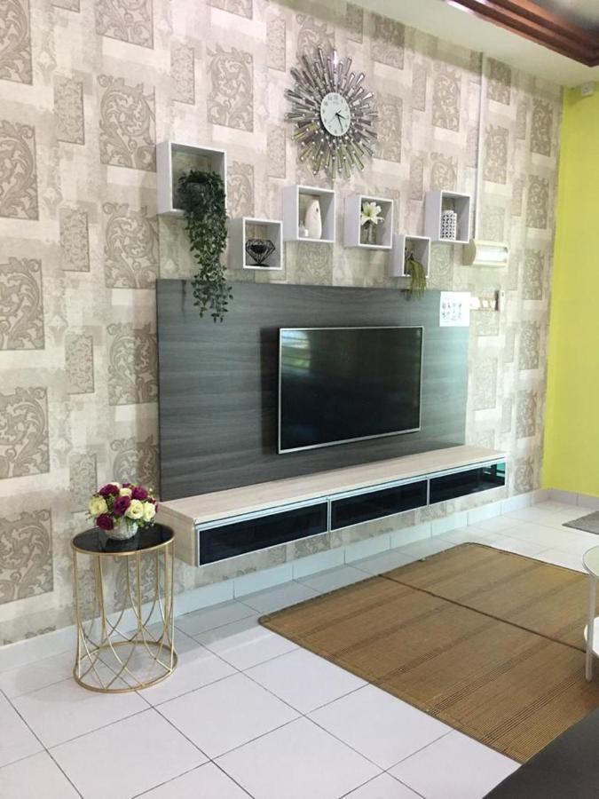 D Wangi Homestay Pasir Gudang At Ecotropic Esterno foto